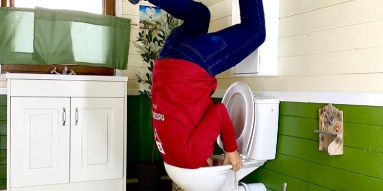 Upside Down House: UK’s First Inverted Photo Experience