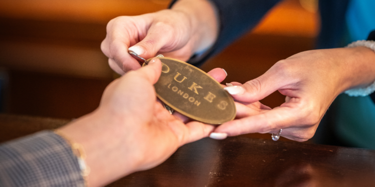 Can AI Replicate the Defining Features of Exceptional Hospitality?